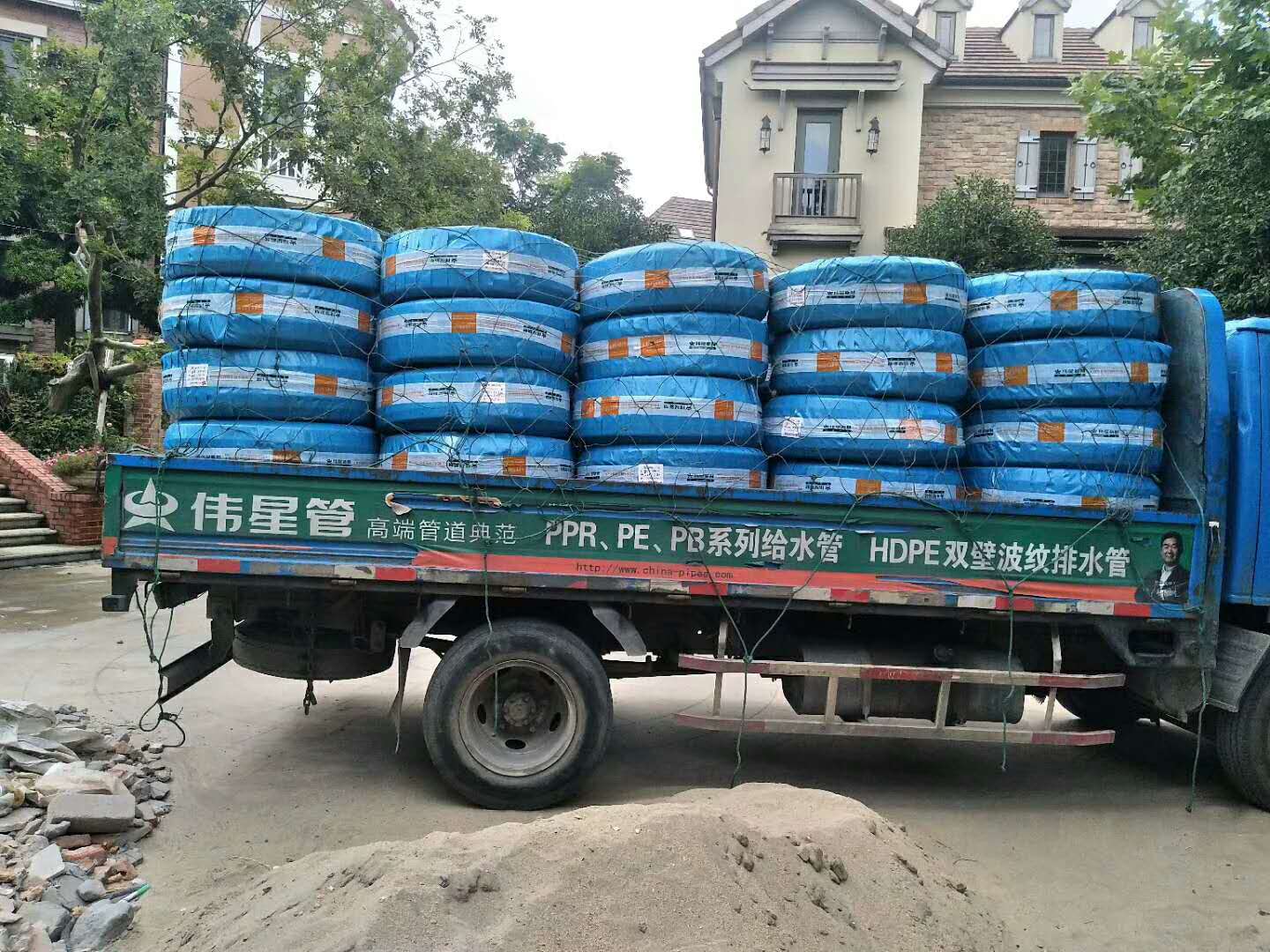 上海浦東區(qū)南六公路自建別墅材料現(xiàn)場.jpg